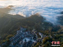 贵州从江：初冬云海绕侗寨